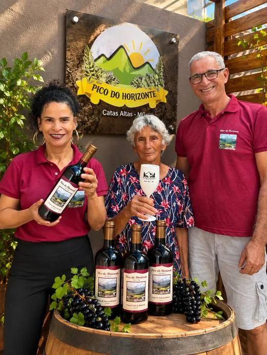 Rogério, Sidneia e a mãe dele com os vinhos Pico do Horizonte em Catas Altas