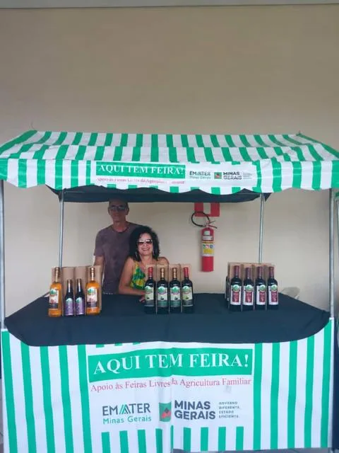 Rogério e Sidneia na barraca Aqui Tem Feira, da agricultura familiar de Minas Gerais